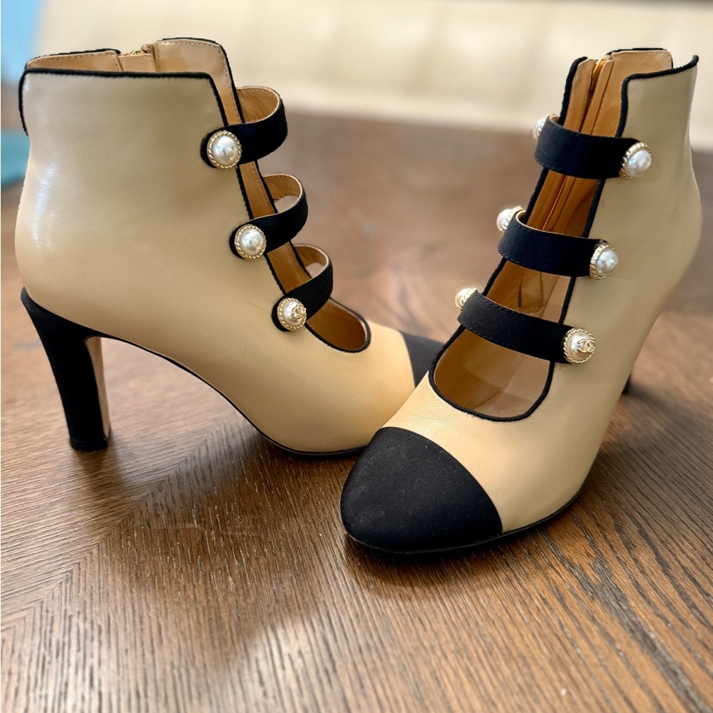 Chanel Elegant Cream and Black Women's Heels